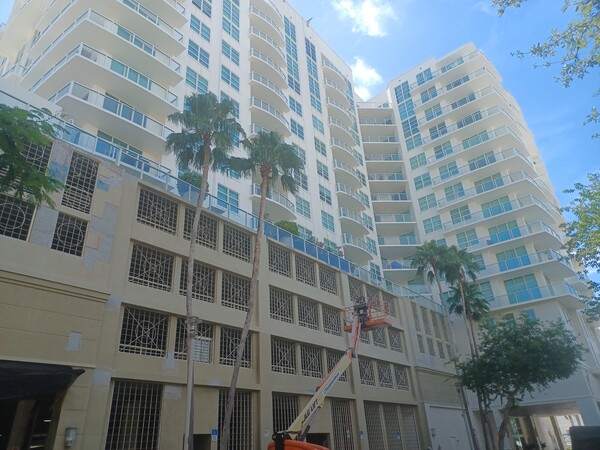 Commercial building painting in Palm Beach FL
